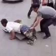 Cina, finto invalido smascherato in strada3