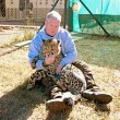 Cucciolo ghepardo incontra di nuovo il volontario: coccole e abbracci7