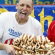 Mangia 70 hot dog in 10 minuti: il record di Joey Chestnut2
