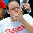 Mangia 70 hot dog in 10 minuti: il record di Joey Chestnut