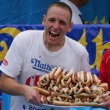 Mangia 70 hot dog in 10 minuti: il record di Joey Chestnut7
