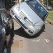 Milano: perde controllo, auto finisce su quella in sosta
