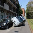 Milano: perde controllo, auto finisce su quella in sosta5