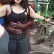 Orango palpa turista allo zoo di Bangkok