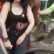 Orango palpa turista allo zoo di Bangkok3