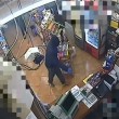 VIDEO YOUTUBE Rapina e sparatoria: l'assalto dei banditi a Napoli