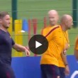 VIDEO - Francesco Totti: Spalletti lo trascina a firmare autografi