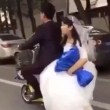Sposini in viaggio di nozze: scooter salta su dosso e lei
