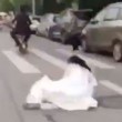 Sposini in viaggio di nozze: scooter salta su dosso e lei2