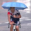 Tour de France, grandinata durante gara Pantano al traguardo con l'ombrello