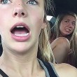 Vespa in auto: i volti terrorizzati delle 2 ragazze al rallentatore5