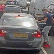 Violenta lite per strada: picchia automobilista da finestrino4