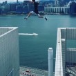 YOUTUBE Parkour sui tetti di Hong Kong: i salti di Max Cave1