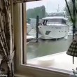 Yacht lusso cerca di attraccare: prima colpisce banchina, poi altre barche2
