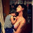 Belen Rodriguez in mini bikini col figlio Santiago: foto scatena polemiche