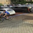 Ladri di biciclette ripresi dalle telecamere: li riconoscete? FOTO