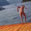 Passerella di Christo, si spoglia e corre nudo: "Distruggete il lago" VIDEO 4