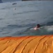 Passerella di Christo, si spoglia e corre nudo: "Distruggete il lago" VIDEO 5