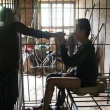 Cina, figlio schizofrenico: genitori lo chiudono in una gabbia FOTO 3