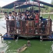 Coccodrilli circondano turisti su zattera6