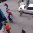 VIDEO YOUTUBE Tenta di decapitare la moglie in strada: fermato dalla folla 3