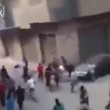 VIDEO YOUTUBE Tenta di decapitare la moglie in strada: fermato dalla folla 2