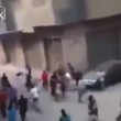 VIDEO YOUTUBE Tenta di decapitare la moglie in strada: fermato dalla folla