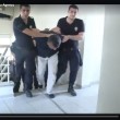 Turchia: generali del golpe pestati e umiliati dalla polizia di Erdogan VIDEO