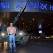 Golpe Turchia, civili sfidano militari e carri armati a petto nudo FOTO 2