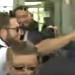 YOUTUBE Gonzalo Higuain all'aeroporto di Torino: pollice in alto e sciarpa Juve8
