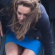 YOUTUBE Kate Middleton consola Prince George, ma la gonna...3
