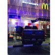 Schiaccia acceleratore anziché freno: suv nel McDonald's, 2 morti 3