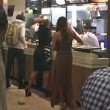 Due donne litigano con staff McDonald's ad Amsterdam2