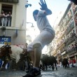 Pamplona, corsa tori inizia con...ubriachi in strada e donne senza maglietta 2