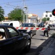 Puglia, passaggio a livello si chiude: auto intrappolate mentre passa treno FOTO 2