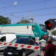 Puglia, passaggio a livello si chiude: auto intrappolate mentre passa treno FOTO 3