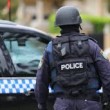 Uomo su auto con bombole di gas nel parcheggio della polizia a Sydney