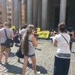 Giulio Regeni, flash mob Amnesty al Pantheon FOTO2
