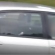 VIDEO YOUTUBE Guida pericolosa: questa donna al volante sta...