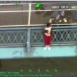 VIDEO YOUTUBE Tenta di gettarsi dal ponte di Manhattan e rimane appeso