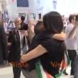 VIDEO YOUTUBE Virginia Raggi abbraccia il figlio in Comune