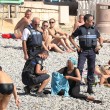 Nizza, dorme col burqini in spiaggia: polizia glielo fa togliere e la multa 02