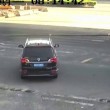 Autocisterna schiaccia auto al semaforo
