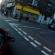 Ciclista sbatte su taxi che non ha messo la freccia2