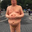 Donald Trump senza veli: statua 2