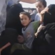 Liberata da Isis, si toglie niqab: figlio prova a fermarla1