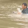 Louisiana, salva donna e cane da auto che affonda