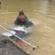Louisiana, salva donna e cane da auto che affonda10