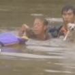 Louisiana, salva donna e cane da auto che affonda11
