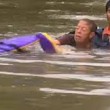 Louisiana, salva donna e cane da auto che affonda5